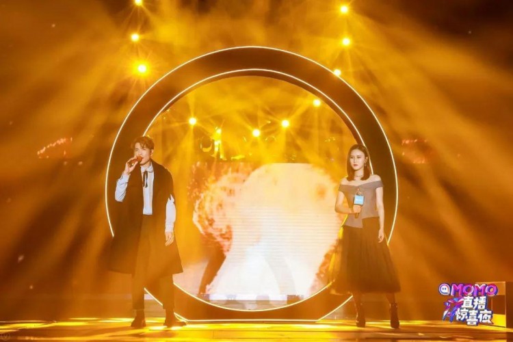 直播好赚钱啊！陌陌女播主居然比迪丽热巴赚得还多啊