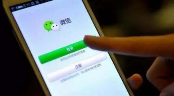 假如有人叫你实名认证微信，用自己的身份证，那那个人能干什么？